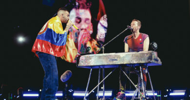COLDPLAY sorprendió a sus mas de  55 mil fanáticos, invitaron a Manuel Turizo a escenario de su concierto en Bogotá